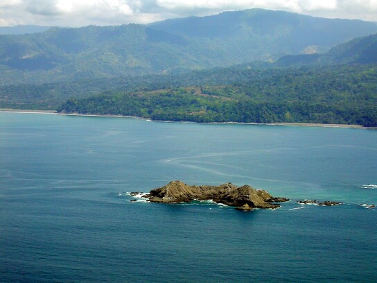 Isla Ballena y La Cusinga al fondo.jpg