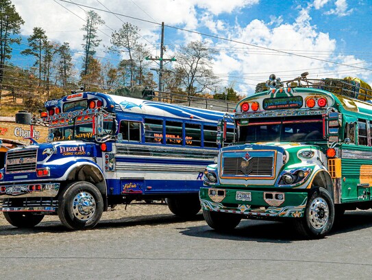 Bus colorés au Guatemala.jpg