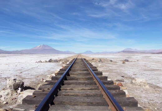 Chemin de fer dans le désert en Bolivie