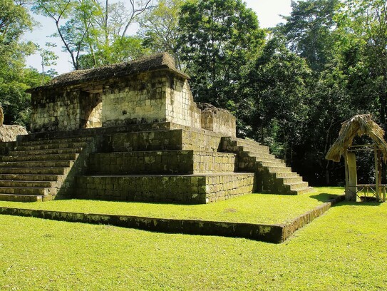 Ruines mayas à Ceibal par Dezalb.jpg