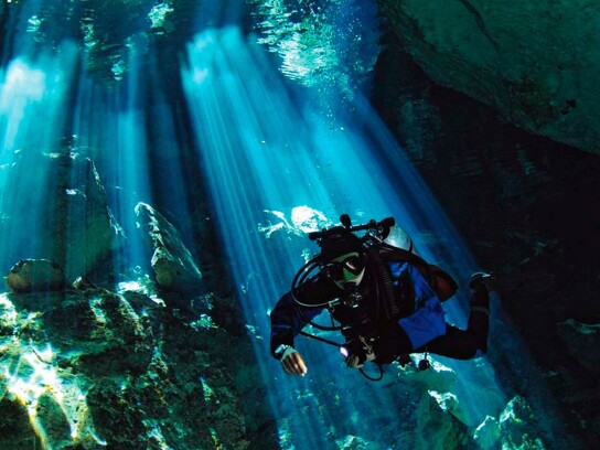 Plongée sousmarine dans une cenote au Yucatan par Jhovani Serralta